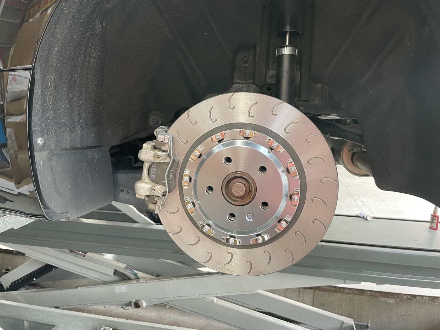 最新の会社の事例について アウディ・TT 8sの後輪の改善ブレーキ部品
